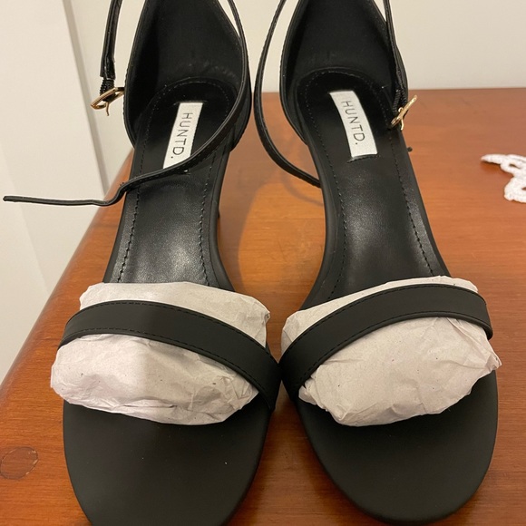 Classy Low-Heel Black Sandals - Picture 3 of 6